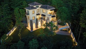 A multi-story house with a symmetrical design, featuring a central courtyard and multiple balconies. - Miyue Shenzhen Tianlu Secret Wild Wizard Holiday Hotel (Shenzhen)
