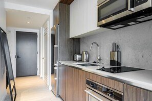 Geladeira, micro-ondas, fogão, cooktop