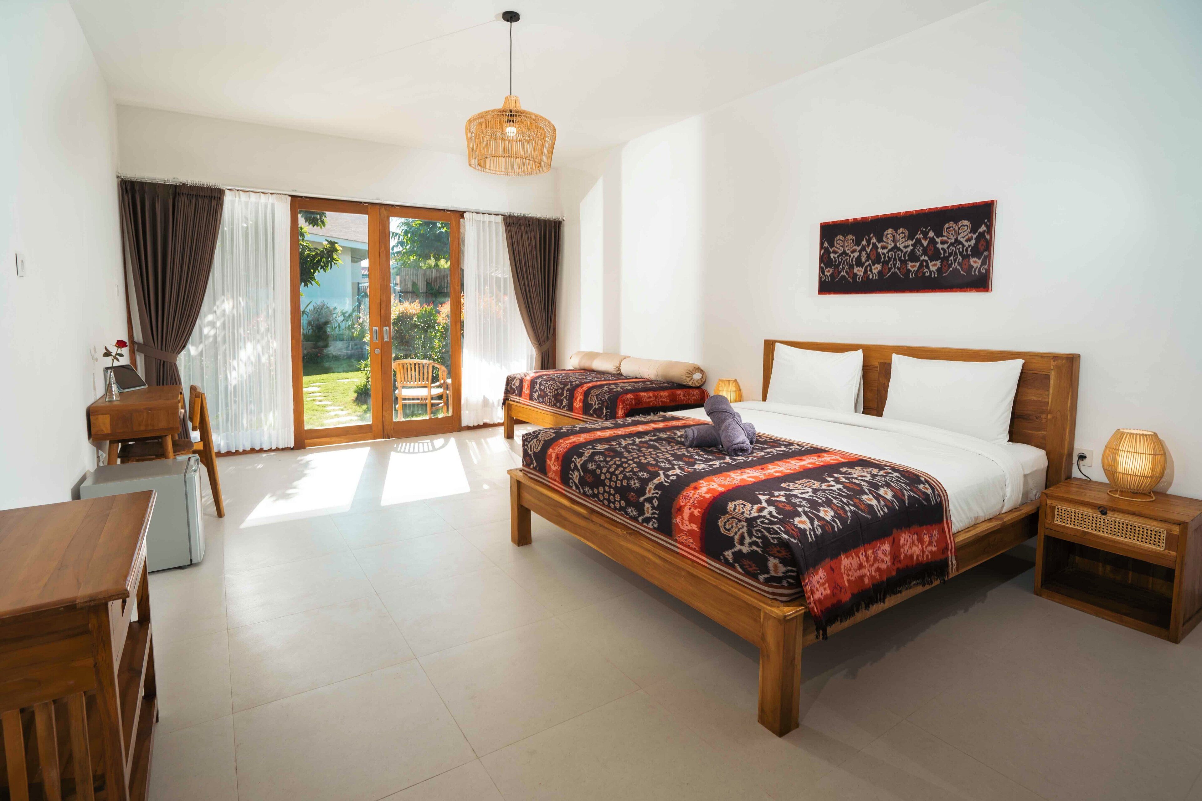 Deluxe szoba kétszemélyes ággyal, kilátással a kertre | Íróasztal és laptophoz jól használható munkafelület