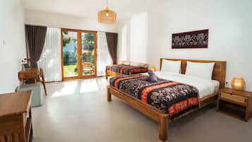 Quarto casal luxo, vista para o jardim | Escrivaninha, espaço de trabalho para notebook