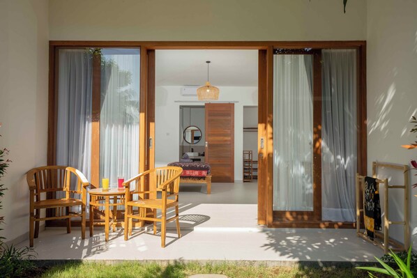 Dobbeltrom – deluxe, hageutsikt | Terrasse/patio