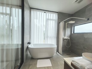 Classic-Doppelzimmer, Hügelblick | Badezimmer | Kostenlose Toilettenartikel, Haartrockner, Hausschuhe, Handtücher