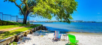 Cozy soundfront studio with shared pool & close to beach