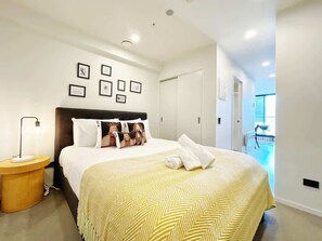 1 dormitorio, tabla de planchar con plancha, wifi y ropa de cama