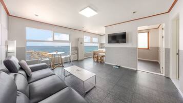Eenvoudige kamer, 2 slaapkamers (Suite Room 306 (Ocean View / BBQ)) | 1 slaapkamer, gratis wifi
