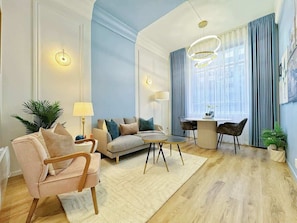 TV - Modern Elegance - CBD Luxury 1BR Central Queen St (Auckland)