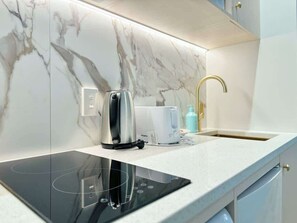 Réfrigérateur, micro-ondes, plaque de cuisson, cafetière/bouilloire