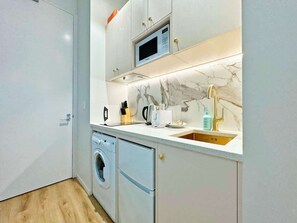 Fridge, microwave, stovetop, coffee/tea maker - Modern Elegance - CBD Luxury 1BR Central Queen St (Auckland)
