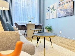 TV - Modern Elegance - CBD Luxury 1BR Central Queen St (Auckland)