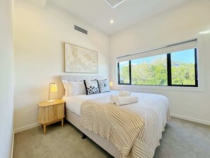 4 bedrooms, iron/ironing board, WiFi, bed sheets