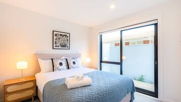 4 habitaciones, tabla de planchar con plancha, wifi y ropa de cama