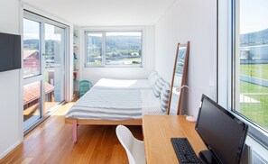 3 bedrooms, desk, iron/ironing board, free WiFi