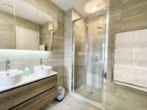 Dusche, Haartrockner, Handtücher