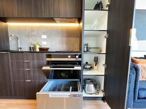 Fridge, microwave, oven, stovetop - Parkside Air-con Studio on Queen St - Pool & Gym (Auckland)