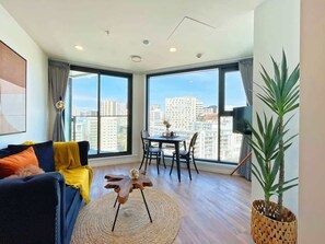 TV - Parkside Air-con Studio on Queen St - Pool & Gym (Auckland)