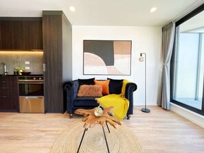 TV - Parkside Air-con Studio on Queen St - Pool & Gym (Auckland)