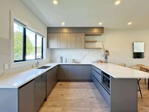 Frigorifero, microonde, forno, piano cottura