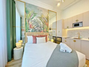 1 bedroom, iron/ironing board, WiFi, bed sheets - Stylish Urban Retreat Studio on Central Queen St (Auckland)