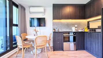Coffee/tea maker, fridge, microwave, oven