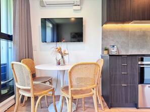 Dining - Incredible Park & SkyTower View Free Parking & AC (Auckland)