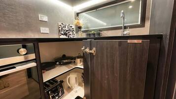 Coffee/tea maker, fridge, microwave, oven