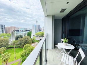 Outdoor dining - Incredible Park & SkyTower View Free Parking & AC (Auckland)