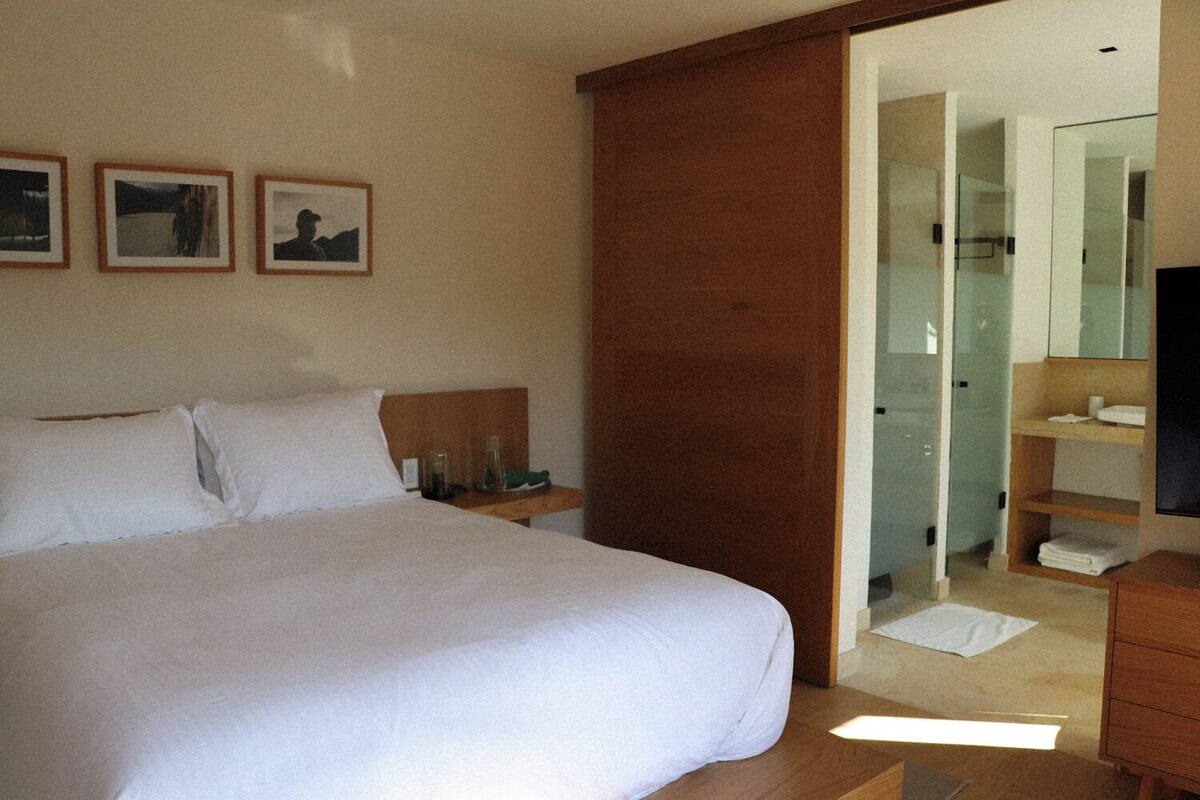 Cortinas blackout, tabla de planchar con plancha y wifi gratis