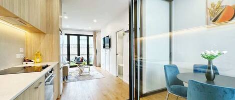 冷蔵庫、電子レンジ、オーブン、コンロ