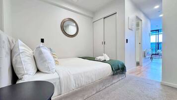 1 dormitori, planxa i posts de planxar, wifi i roba de llit