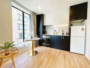 Fridge, microwave, oven, stovetop - Stylish Cozy Studio Nearby SkyTower-Pool Gym Sauna (Auckland)