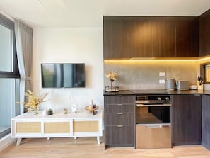 Kühlschrank, Mikrowelle, Ofen, Herdplatte