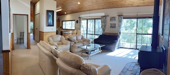 Lakeside Home with views over Jindabyne to the Mountains