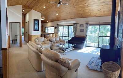 Lakeside Home with views over Jindabyne to the Mountains