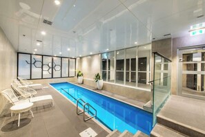 Una piscina cubierta
