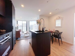 Fridge, microwave, oven, stovetop - CBD Parkside Penthouse 2Beds & 2Baths vs Pool Gym (Auckland)