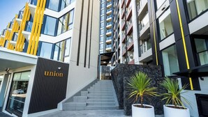 Edifício moderno com escadaria que leva a uma entrada com a placa 'union'.