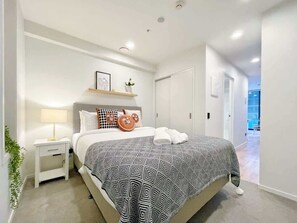 1 slaapkamer, een strijkplank/strijkijzer, wifi, beddengoed