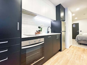 Réfrigérateur, four à micro-ondes, un four, surface de cuisson