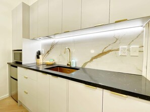 Réfrigérateur, micro-ondes, plaque de cuisson, lave-vaisselle