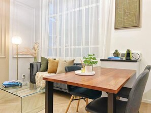 Dining - Stylish Chic Stunning 1BR Gem in Central Queen St (Auckland)