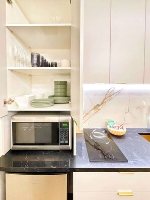 Refrigerador, microondas, placa de cocina, lavavajillas