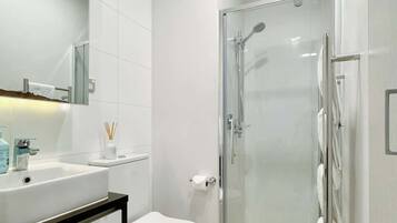Dusche, Haartrockner, Handtücher, Seife