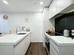 Frigorifero, microonde, forno, piano cottura