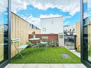 Outdoor dining - Garden Gem 2 BDR+1 Study Townhouse Near Ponsonby (Auckland)