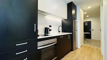 Coffee/tea maker, fridge, microwave, oven
