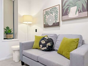 TV - Lush City Escape - 1B Studio Near Skytower vs Pool (Auckland)