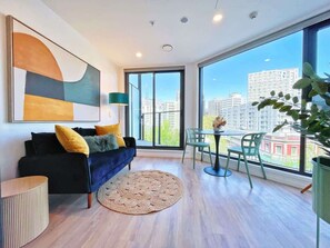 TV - Parkside Elegance 1BR on Queen St vs Pool & Gym (Auckland)