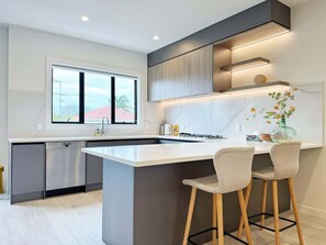 Kjøleskap, mikrobølgeovn, ovn og kokeplater