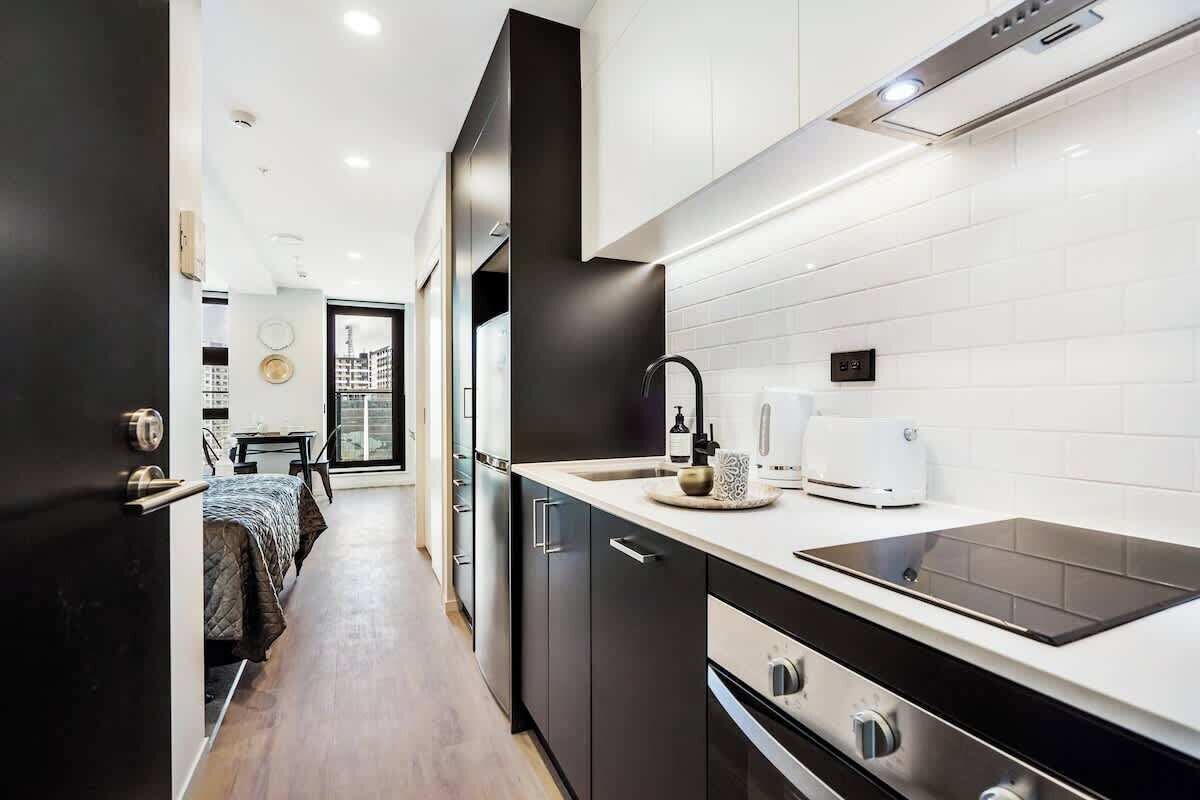 Kühlschrank, Mikrowelle, Ofen, Herdplatte