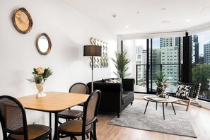TV - Luxury Parkside Living on Queen St vs AC Pool Gym (Auckland)